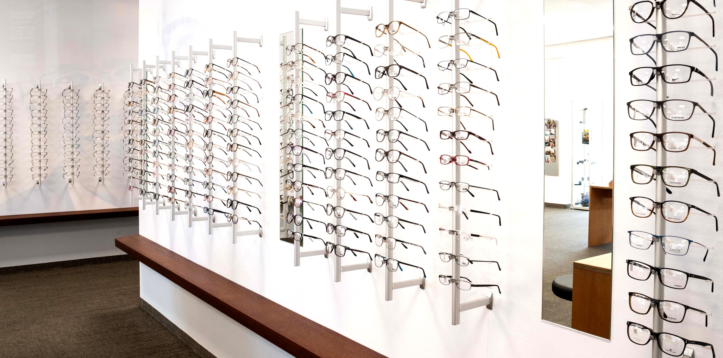 Wand mit Brillen im Laden